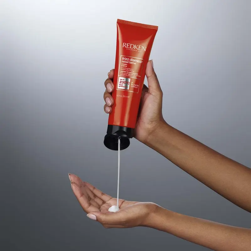 Frizz Dismiss Rebel Tame Hővédő krém göndör, nehezen kezelhető hajra 250 ml